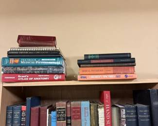 568 largelotofvintagemedicalbooks