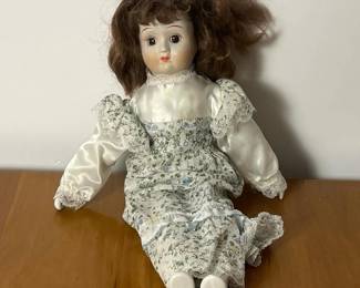 387 vintageporcelaindollinfloraldress