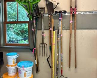 483 gardentoolsassortmentincludingrakes