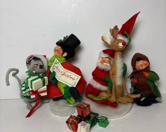 113 fivevintageannaleechristmasdolls