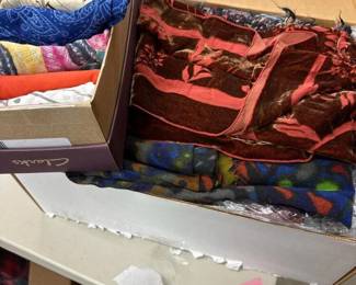 573 largelotofscarvesandhandkerchiefs
