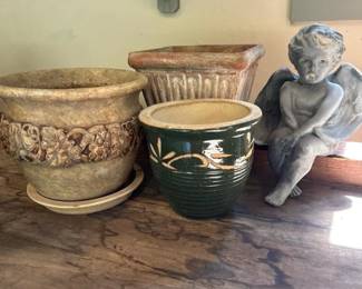 479 gardenpotsandcherubstatue