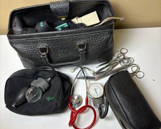 014 vintageleathedoctorsbagwithinstrum