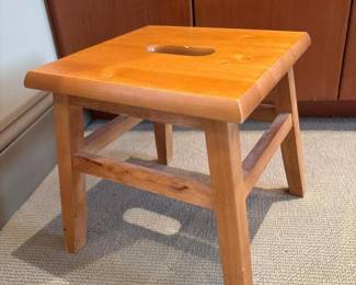 519 woodenstepstoolwithhandleopening
