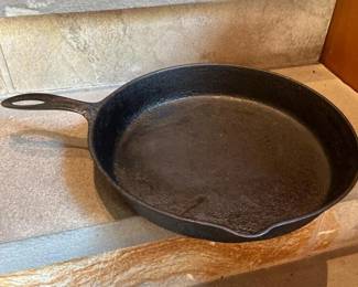 064 antiquecenturycastironskillet