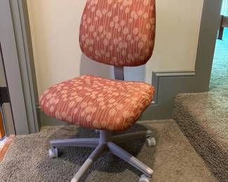 340 upholsteredrollingofficechair