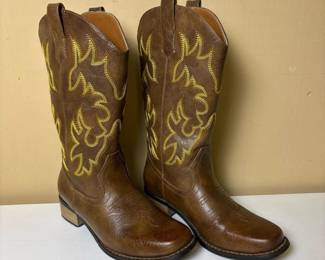 321 westerncowboybootswithdecorativeyel