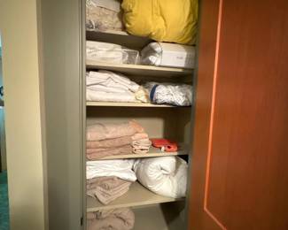 338 assortedbeddingandbathlinenlot