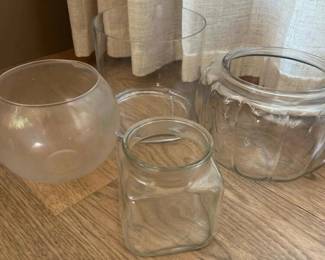 057 assortedclearglassvasesandjars