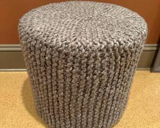 262 chunkyknitroundpoufottoman