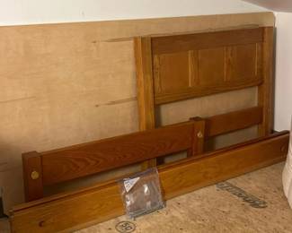 384 xltwinbedwoodenframewithbrassmeda