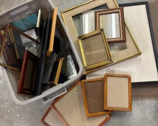 097 assortedpictureframesinmixedmateria