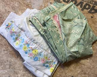 392 vintagefloralandstripedpatternedbed