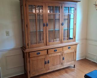 Beautiful, solid oak china cabinet - excellent condition (HEAVY!)