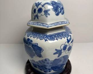 028 blueandwhiteliddedgingerjarwithwo