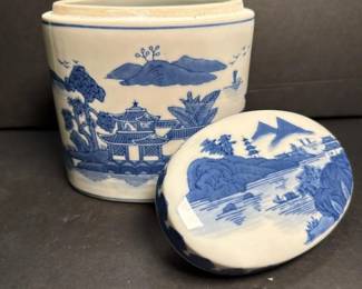 032 blueandwhiteporcelainjarwithlid