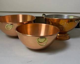 130 coppermixingbowlsandfootedcolander