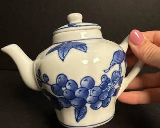 037 nantucketblueandwhiteporcelainteapo