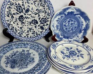 063 assortedblueandwhitedecorativeceram