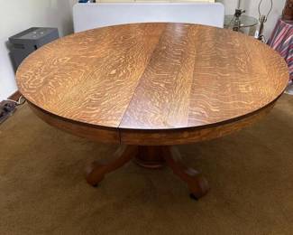 174 roundoakpedestaldiningtableinthev