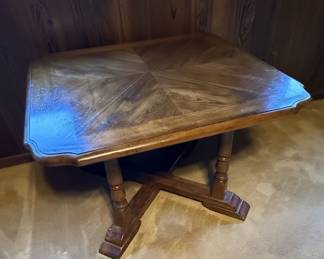 Traditional Style Pedestal Dining Table
