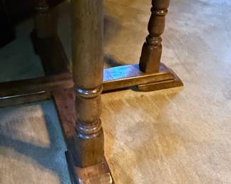 Traditional Style Pedestal Dining Table
