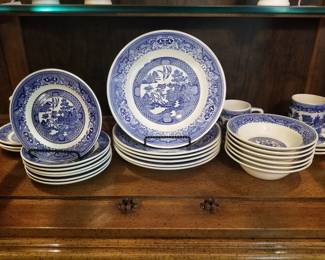 Blue Willow tableware, unbranded