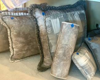 Oversized decorative be pilliws