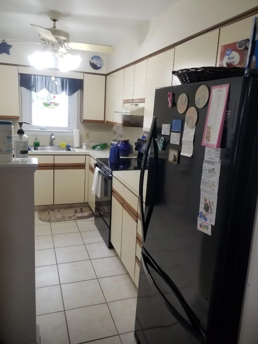 Cute L-shaped kitchen - perfect for an apartment or condo
