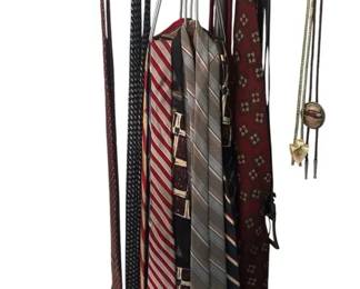 OverTheDoor Wooden Tie Rack with Large Assortment of Neckties Size L Belt