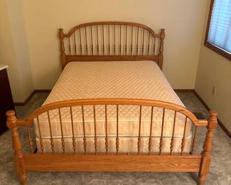 gj- This full-size bed features a classic wooden frame with vertical spindle detailing on both the headboard and footboard, showcasing a warm natural wood finish that adds a cozy and timeless appeal to any bedroom. Included is a Sealy Luxury Fashion Quilt Mattress, known for its quilted surface that provides enhanced comfort and support. The mattress is designed for durability and restful sleep, making this bed set a perfect combination of style and function. Footboard is missing a dowel.