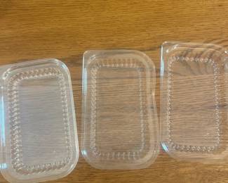 kk- This set of assorted disposable kitchen essentials features clear plastic and aluminum containers perfect for food storage, serving, and takeout. The clear plastic containers come in two sizes, approximately 6 inches by 4 inches and 5 inches by 3 inches, showcasing a decorative dotted edge design. The aluminum containers measure around 9 inches by 6 inches, offering sturdy and lightweight options for baking, grilling, or reheating. These essentials highlight convenience, versatility, and ease of cleanup in a variety of kitchen settings.