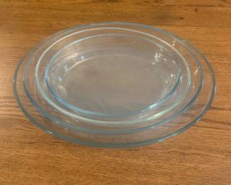 jy- This set includes four oval-shaped casserole dishes made from clear glass. The dishes vary in size, with diameters measuring approximately 10 to 12 inches and heights around 2 to 3 inches, making them perfect for baking, serving, and storing a variety of dishes. Their transparent design allows for easy monitoring of cooking progress, while the durable glass material ensures even heating and easy cleaning. Ideal for any kitchen, these versatile casserole dishes combine functionality with a classic, timeless look.