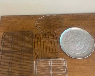 kj- This set features an assortment of baking racks in different sizes and materials, perfect for cooling or baking various treats. Included are multiple wire racks in both black and silver finishes, with measurements ranging from approximately 7 to 15 inches. The collection also includes a round perforated pan, ideal for even heat distribution. Durable metal construction ensures long-lasting use in any kitchen.