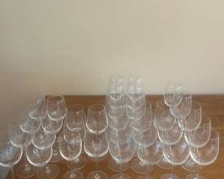 km- This collection features a total of 33 assorted wine glasses, suitable for both red and white wine. Each glass is clear and made of glass material, with an approximate height of 7 inches and a rim diameter of around 3 inches, providing a versatile size for various wine servings. Ideal for weddings, parties, or everyday use, this set offers a variety of glass types to complement your wine preferences.