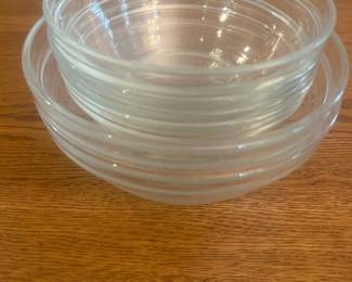 jx- This set includes five clear glass bowls crafted by Durawx, made in France. The bowls vary in size, with diameters approximately ranging from 5 inches to 8 inches, and heights around 2 to 3 inches. These versatile bowls feature a classic, transparent design perfect for various kitchen uses including mixing, serving, and food preparation. The durable glass material ensures longevity while maintaining a sleek and clean aesthetic.