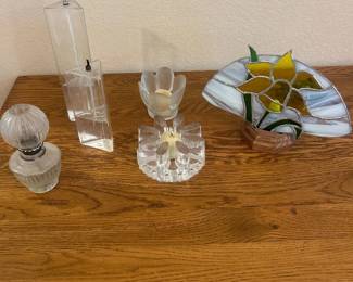 kt- This unique assorted lighted decor set includes two clear acrylic lamps of varying sizes, both with a modern geometric design and built-in light sources. The lamps vary in height, with the tallest measuring approximately 12 inches and the shorter one about 8 inches. Additionally, a charming stained glass piece featuring a vibrant yellow flower and green leaves set on a wooden base provides a colorful contrast to the clear acrylic elements. This combination offers a blend of contemporary minimalism and classic stained glass artistry, perfect for adding ambient lighting and decorative interest to any room.