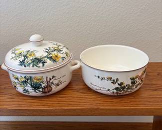 ez- This elegant Villeroy & Boch soup tureen and serving bowl from the Botanica collection features the charming "Creeping Jenny" vine pattern. Crafted from high-quality porcelain, it showcases a delicate botanical design with green leaves and yellow flowers on a crisp white background, accented by a refined silver rim. Measuring approximately 9 inches in diameter and 4.5 inches in height, this bowl is perfect for serving salads or side dishes, the soup tureen measures 9 inches in diameter and 7.5 inches in height combining both functionality and classic style for your dining table.
