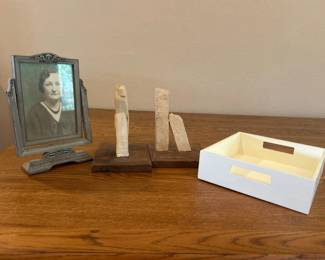 fu- This unique bookshelf accessories set features two rustic wooden bookends with irregular white stone accents mounted on dark wooden bases, perfect for adding a natural and artistic touch to your shelves. Also included is a spacious white serving tray with cut-out handles, ideal for organizing or displaying items. Completing the set is a vintage-style photo frame with intricate detailing, showcasing a classic black-and-white portrait. The combination highlights natural earth tones, sturdy wood construction, and charming vintage aesthetics.