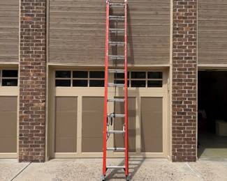 hx- This Werner extension ladder offers a total length of 24 feet and a maximum working length of 21 feet, making it ideal for a variety of professional and heavy-duty tasks. Constructed from non-conductive fiberglass, it ensures safety when working near electrical sources. The ladder features a load capacity of 300 pounds, and its bright orange color provides high visibility for enhanced safety on job sites. Designed with sturdy rungs and a reliable rope pulley system for smooth and secure extension, this ladder complies with OSHA standards for professional use.