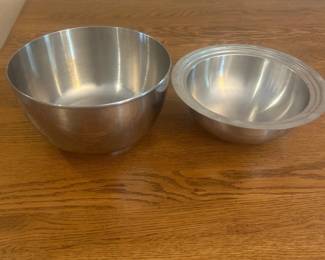 jz- This set features two durable metal bowls made from stainless steel, perfect for versatile kitchen use. The larger bowl measures approximately 8 inches in diameter with a height of about 4.5 inches, while the smaller bowl is around 9.5 inches in diameter with a more shallow design. Both bowls showcase a sleek silver finish characteristic of stainless steel, ensuring easy cleaning and lasting durability. Ideal for mixing, serving, or food preparation, these bowls combine practical size options with sturdy metal construction.