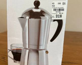 jc- This OGGI stovetop espresso maker brews up to 6 cups of rich espresso with ease. Crafted from heavy-duty polished cast aluminum, it combines durability with classic design. The espresso maker features a heat-resistant black handle and a polished finish, making it both functional and stylish. Ideal for hand washing, this 355 ml (12 oz) espresso maker is perfect for stovetop use and adds a traditional touch to your coffee routine.
