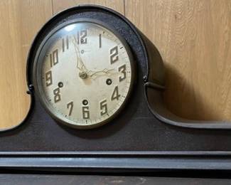 antique mantle clock -- has key but doesn't wind