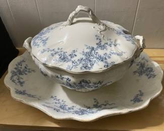 Baker & Co Ltd "Titania" tureen with underplate