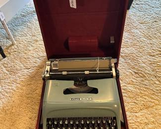 Vintage Olivetti Studio 44 Manual Typewriter