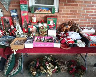 Wreathes, snowmen and trees