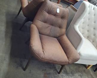 Mid-Century Modern Style Tufted Accent Chair in Tobacco Brown