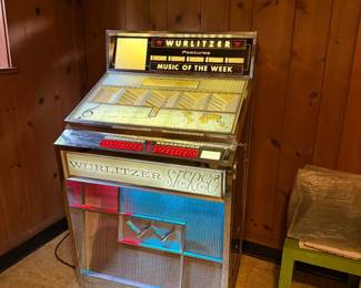 WUrlitzer Stereo Jukebox/Turns on & Plays but will need turnup/Hundreds of 45's also