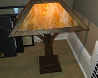 handcrafted Arts and Crafts-style table lamp features a solid quarter-sawn white oak