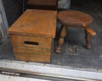 vintage Vernors Ginger Ale wooden crate from the mid-20th century
